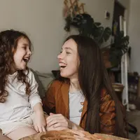 Perhatian, respons yang hangat, dan kesediaan mendengarkan dapat membantu anak merasa dicintai serta dipahami oleh orangtuanya. (Foto/Dok: Pexels)
