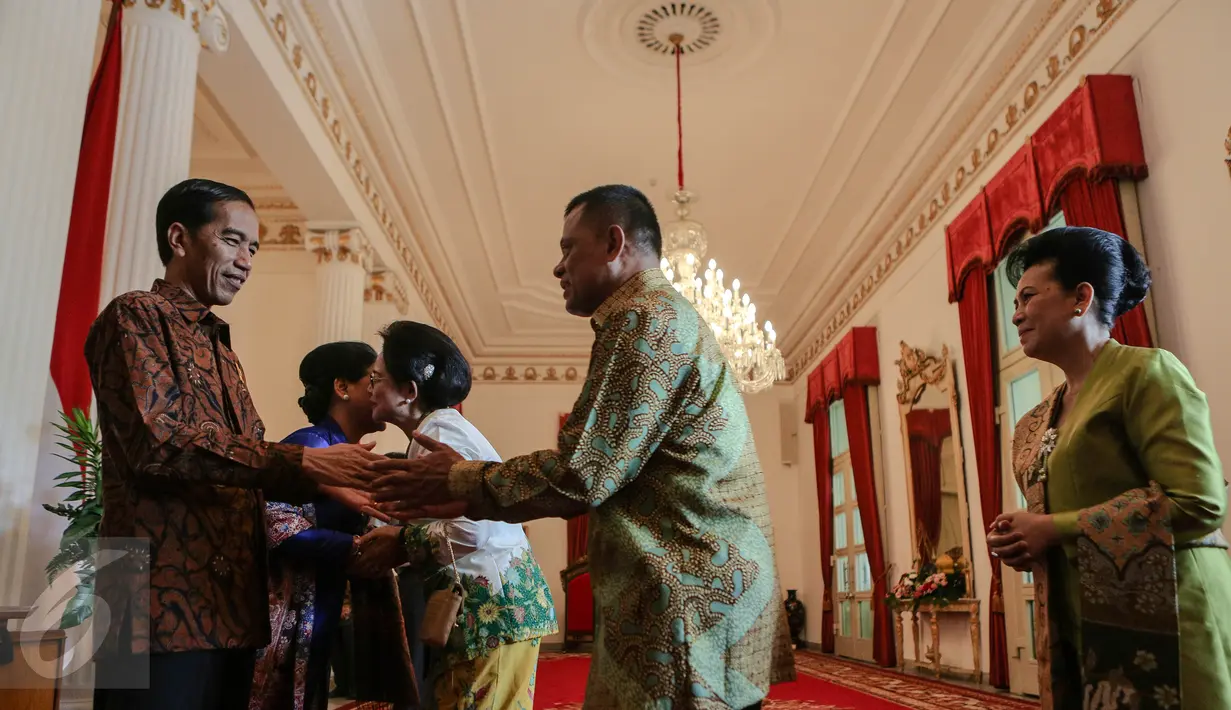 Presiden Jokowi (kiri) berjabat tangan dengan Panglima TNI Jenderal Gatot Nurmantyo saat halal bihalal di Istana Negara, Jakarta, Rabu (22/7). Acara tersebut dihadiri sejumlah menteri kabinet kerja dan pimpinan lembaga negara. (Liputan6.com/Faizal Fanani)