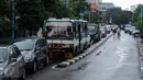 Sejumlah kendaraan terlihat antre untuk bisa melintasi ruas Jalan Kemang Raya, Minggu (28/8). Penutupan terkait proses pengeringan lokasi parkir bawah tanah pertokoan akibat banjir yang terjadi sejak Sabtu malam (27/8). (Liputan6.com/Helmi Fithriansyah)