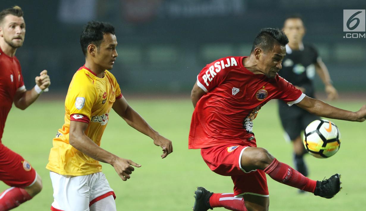 Pemain Persija, Ramdani Lestaluhu (kanan) mencoba menembus pertahanan Selangor FA saat laga persahabatan di Stadion Patriot Candrabhaga, Bekasi, Kamis (6/9). Babak pertama berakhir imbang 1-1. (Liputan6.com/Helmi Fithriansyah)