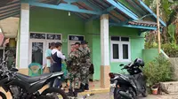 Pengamanan rumah terduga teroris yang digeledah Densus 88 anti teror, di Desa/Kecamatan Kebonpedes Kabupaten Sukabumi (Liputan6.com/Fira Syahrin).