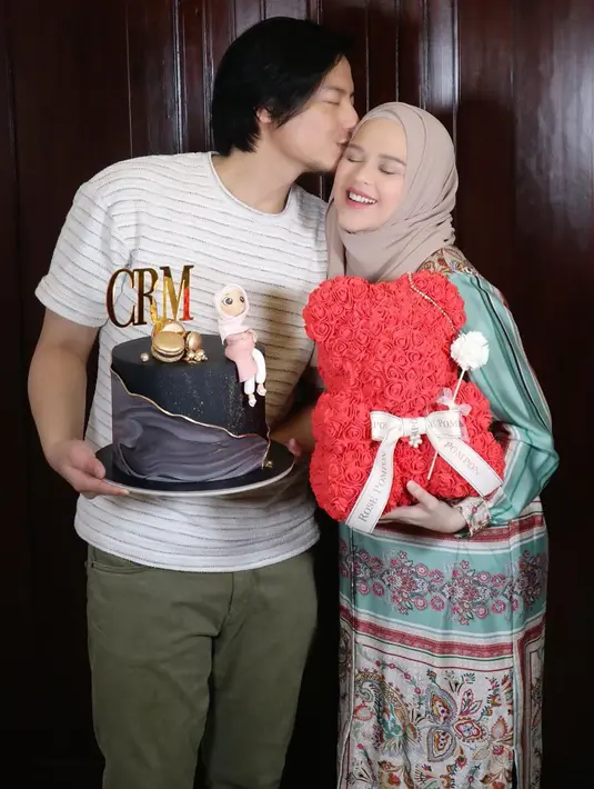 "Cut kadang pengen Burger bukan karena pengen ngidam, Kita kan kemarin sama sekali gak berani go food, dan dia siap dan bikin burger, dia bikin, 'aku pengen capcay deh, bukan ngidam yah ini', (Roger jawab) 'tenang, tenang', ternyata dia buat capcay," tambahnya ibu Cut Meyr(Instagram/cutratumeyriska)