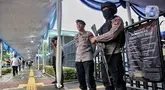 Personel kepolisian dari unsur Korps Brimob melakukan penjagaan di depan Gereja Katedral, Jakarta, Kamis (17/4/2025). (Liputan6.com/Angga Yuniar)