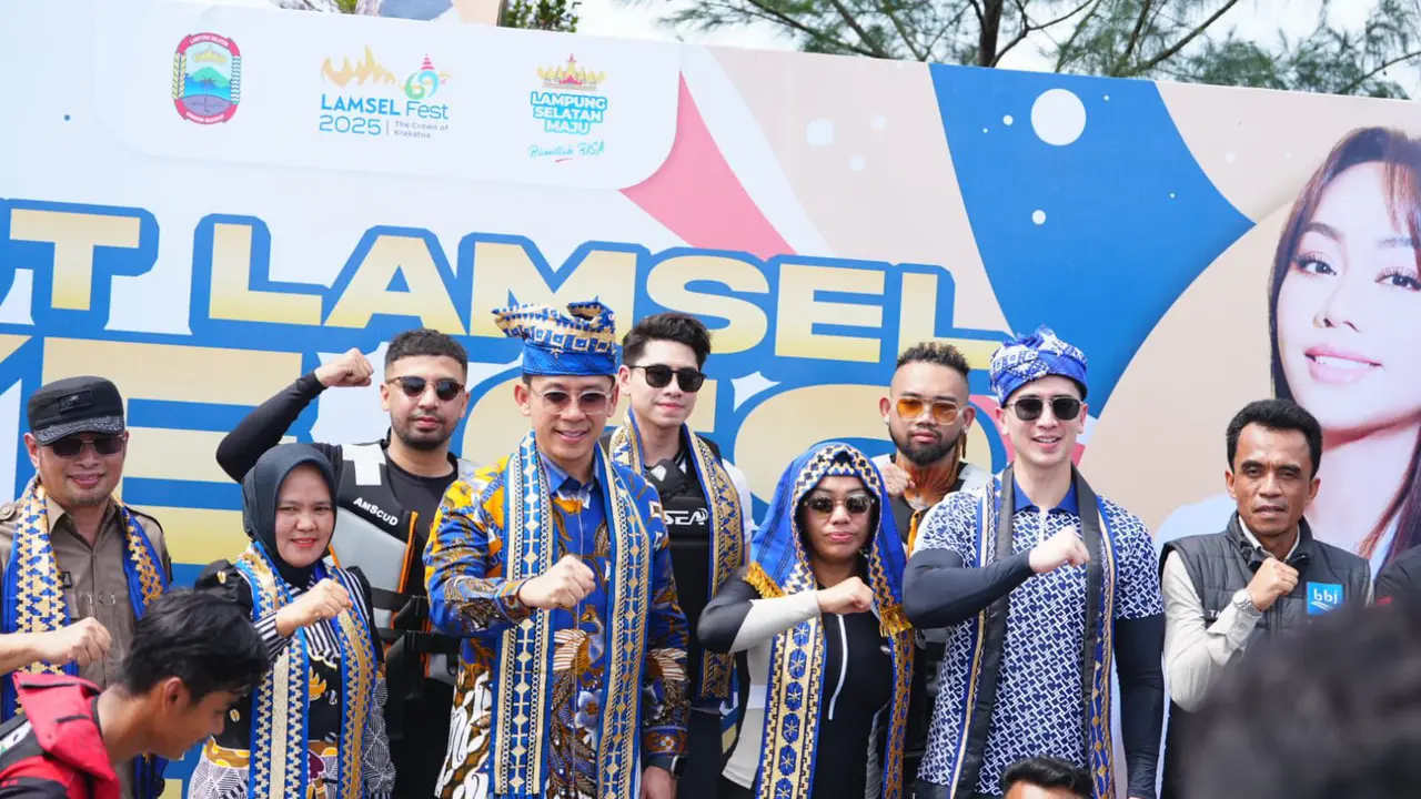 HUT Lamsel ke-69 Dibuka Spektakuler: Penyeberangan Jetski 30 KM hingga Rekor MURI Tari Tuping