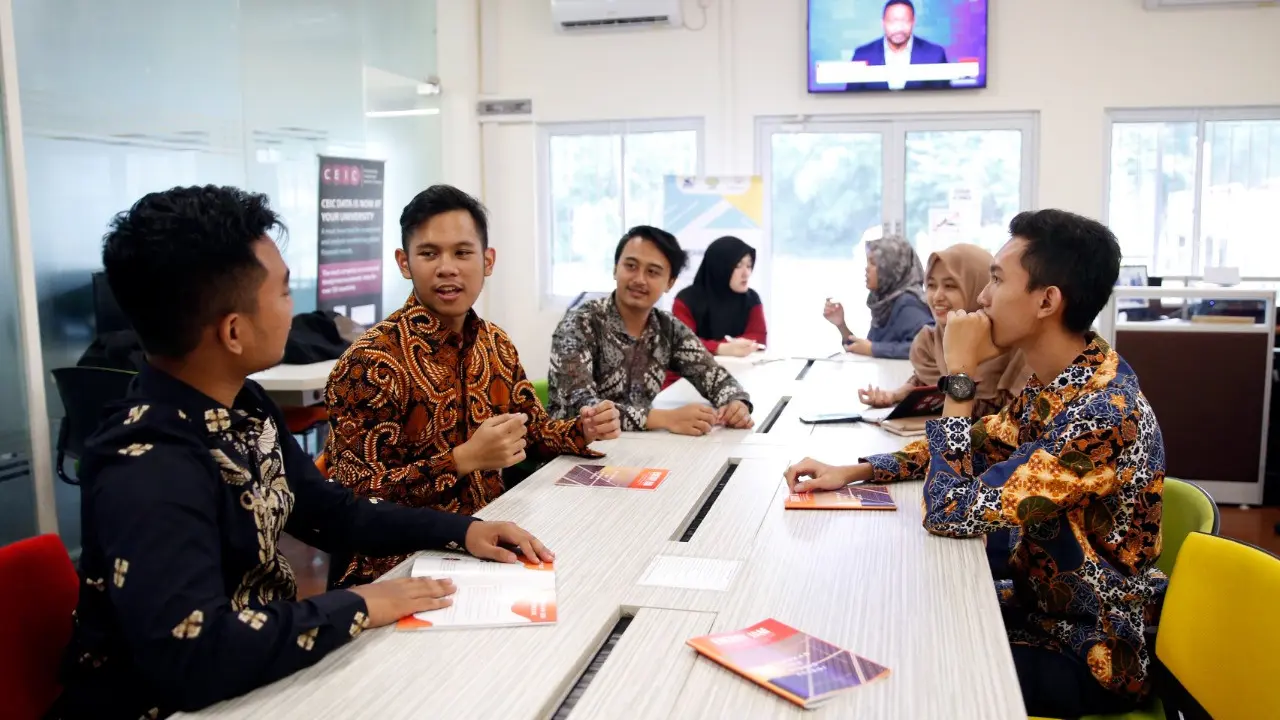 Kegiatan diskusi mahasiswa di Laboratorium Pengembangan Bisnis dan Penelitian Eknomi Universitas Pertamina.