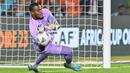 Kiper Nigeria, Stanley Nwabali, berhasil menghalau bola tendangan penalti pemain Afrika Selatan pada laga semifinal di Stade de la Paix, Kamis (8/2/2024). (AFP/Issouf Sanogo)