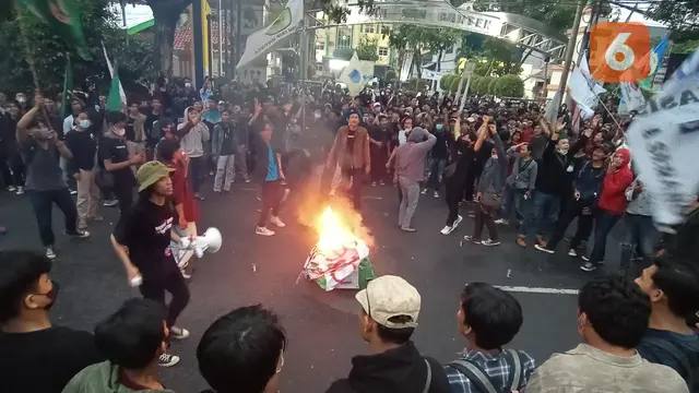 Mahasiswa Dari Aliansi Rakyat Banten Bergerak Membakar Ban dan Spanduk Bekas Di Depan Kampus UIN SMH Banten. (Rabu, 13/04/2022). (Liputan6.com/Yandhi Deslatama).