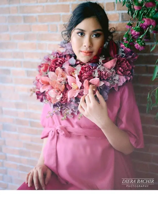 7 Potret Maternity Shoot Syahnaz Bertema Taman Bunga, Cantik dan Memesona