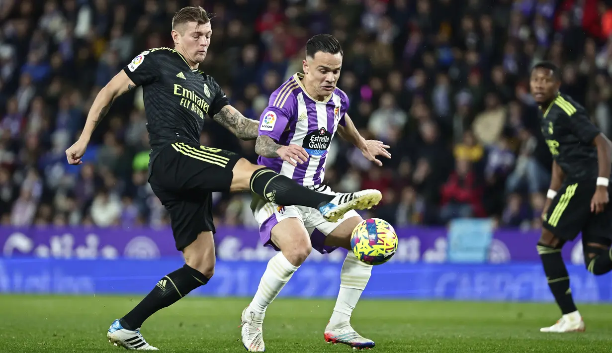 Gelandang Real Valladolid Roque Mesa ditantang oleh gelandang Real Madrid Toni Kroos dalam duel pekan ke-15 La Liga 2022/23 di Stadion Nuevo Jose Zorrilla, Valladolid, Sabtu (31/12/2022) dini hari WIB. Kemenangan ini mengantar Madrid menyalip Barcelona di puncak klasemen sementara Liga Spanyol 2022/23. (AP Photo/Pablo Garcia)