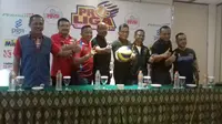 Direktur Proliga Hanny S Surkatty berfoto bersama para manajer tim peserta final Proliga 2017 usai jumpa pers di Yogyakarta, Jumat (21/4/2017). (Humas Proliga)