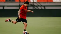 Penyerang sayap baru Bali United Diego Campos saat menjalani official training jelang pertandingan menghadapi Semen padang di Stadion Kapten I Wayan Dipta pada Jumat pagi (23/1/2026). (Bola.com/Alit Binawan)