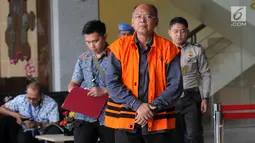 Bupati Malang nonaktif Rendra Kresna usai menjalani pemeriksaan di gedung KPK, Jakarta, Jumat (11/1). Rendra diperiksa sebagai tersangka dugaan suap gratifikasi proyek di Dinas Pendidikan di Kabupaten Malang pada TA 2011. (Merdeka.com/Dwi Narwoko)