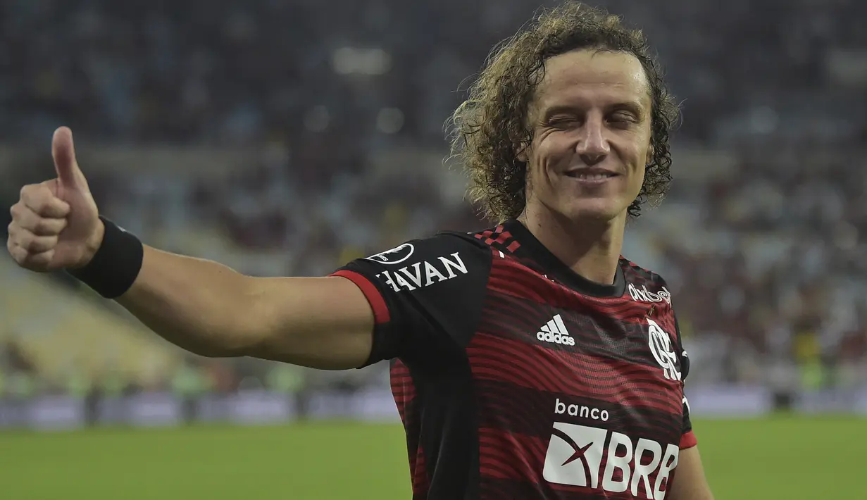 David Luiz. Bek tengah Brasil berusia 35 tahun yang merupakan produk Akademi EC Vitoria ini sejak awal musim 2021/2022 memilih pulang kampung ke Brasil untuk membela Flamengo usai meninggalkan Arsenal di awal musim 2021/2022 dan sempat berstatus tanpa klub. Selain Arsenal, ia juga sempat memperkuat beberapa klub elite Eropa lainnya, Seperti Benfica, PSG dan Chelsea. Bersama Flamengo, hingga kini ia telah tampil dalam 42 laga di semua ajang dengan torehan 1 assist. (AFP/Carl De Souza)