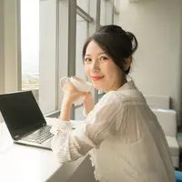 Perempuan bekerja./Copyright shutterstock.com/g/baoyan