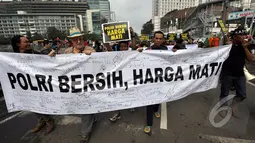 Massa dari Koalisi Untuk Reformasi Polri membawa spanduk bertuliskan "Polri Bersih, Harga Mati" saat Car Free Day, Jakarta, Minggu (18/1/ 2015). (Liputan6.com/Miftahul Hayat)