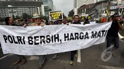 Massa dari Koalisi Untuk Reformasi Polri membawa spanduk bertuliskan "Polri Bersih, Harga Mati" saat Car Free Day, Jakarta, Minggu (18/1/ 2015). (Liputan6.com/Miftahul Hayat)