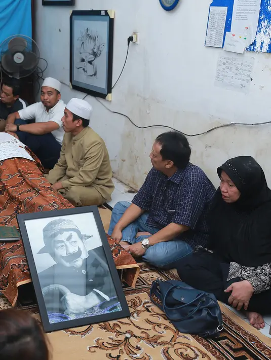 Sebelum dimakamkan, jenazah Pak Raden disemayamkan d rumah duka di kawasan Petamburan, Jakarta Pusat. Sejumlah kerabat dan keluarga pun memberikan doa mereka untuk sosok bapak-bapak berkumis tersebut. (Galih W. Satria/Bintang.com)