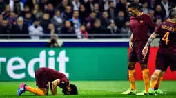 Gelandang AS Roma, Mohamed Salah (kiri) melakukan selebrasi usai mencetak gol ke gawang Lyon pada leg pertama babak 16 besar Liga Europa di Stade de Lyon, Prancis, (9/3). Lyon berhasil mengalahkan AS Roma dengan skor 4-2. (AFP Photo / Romain Lafabregue)