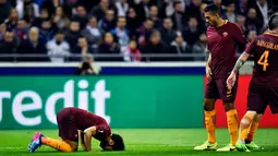 Gelandang AS Roma, Mohamed Salah (kiri) melakukan selebrasi usai mencetak gol ke gawang Lyon pada leg pertama babak 16 besar Liga Europa di Stade de Lyon, Prancis, (9/3). Lyon berhasil mengalahkan AS Roma dengan skor 4-2. (AFP Photo / Romain Lafabregue)