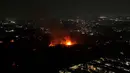 Tangkapan layar dari video udara yang diperoleh dari Fritz Markus yang diambil pada tanggal 30 Maret 2024, menunjukkan pemandangan api yang membakar gudang amunisi militer di Bogor, Jawa Barat. (Fritz Markus/UGC/AFP)