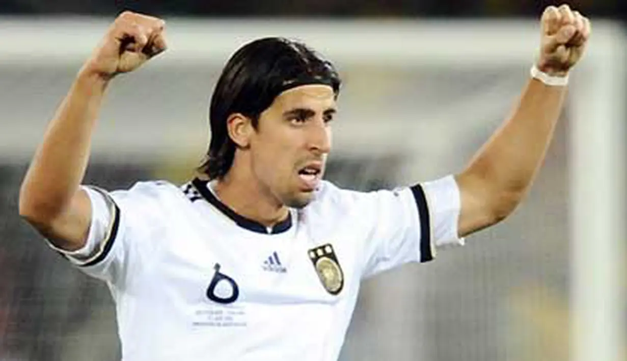 Ekspresi kegembiraan gelandang Jerman Sami Khedira seusai kemenangan timnya 4-1 atas Inggris di babak 16 besar PD 2010 do Free State Stadium, Bloemfontein, 27 Juni 2010. AFP PHOTO / JEWEL SAMAD 