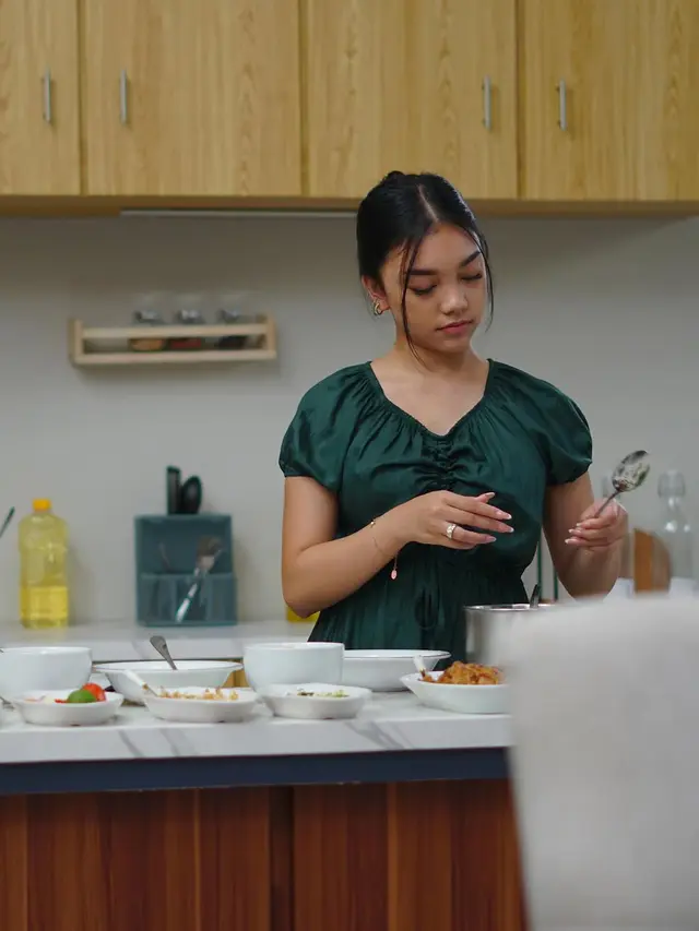 6 Potret Naura Ayu di Balik Layar Series Santri Pilihan Bunda 2