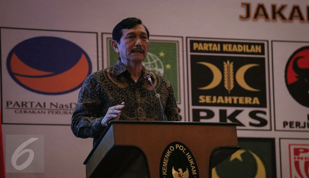 Menkopolhukam Luhut Panjaitan memberi kata sambutan dalam silaturahmi dengan para elite parpol dan pimpinan dari lembaga negara di Hotel Borobudur, Jakarta, Jumat (16/10). Acara tersebut membahas Pilkada Serentak 2015. (Liputan6.com/Faizal Fanani)