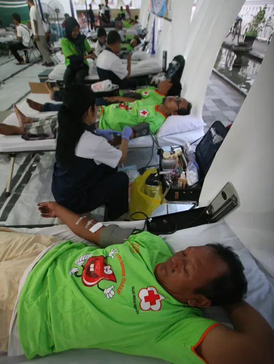 Sejumlah pendonor mengikuti donor darah di Masjid Kauman,Yogyakarta, (11/6/2016).Safari donor darah ramadan pundi amal SCTV di sambut antusias oleh masyarakat.(Boy Harjanto)