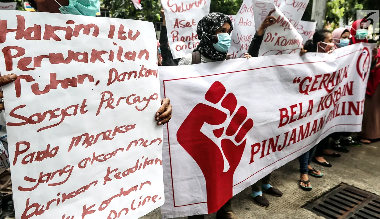 Masa yang tergabung gerakan bela korban pinjaman online menggelar aksi di depan PN Jakarta Pusat, Jakarta, Rabu (6/2). Mereka menuntut hakim untuk memberikan keadilan kepada korban rentenir online. (Liputan6.com/Johan Tallo)