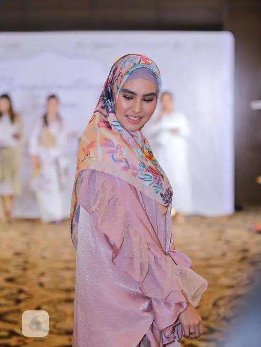 "Terus juga kalau sendiri biasanya ngaji, alhamdulillah biasanya sama keluarga, sama kakak, ramai-ramai," tambah Kartika Putri. (Adrian Putra/Bintang.com)