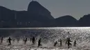 Para atlet putri berlomba dalam triatlon kualifikasi ITU World Olympic di Pantai Copacabana, Rio de Janeiro, Brazil. (2/8/2015). (Reuters/Sergio Moraes)