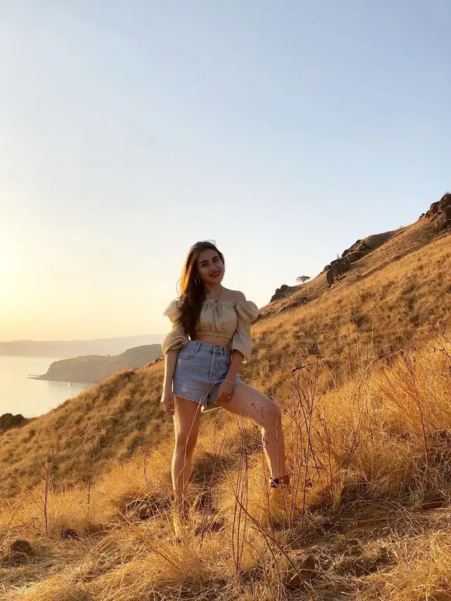 7 Potret Gaya Ayu Ting Ting Saat Liburan Ke Labuan Bajo