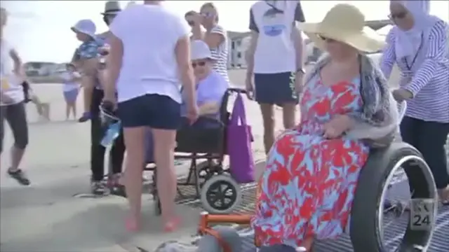 Pengguna kursi roda kini bisa bermain air di kawasan Henley Beach, Adelaide. Ada sebuah karpet khusus disediakan untuk memudahkan kursi roda menuju tepi air