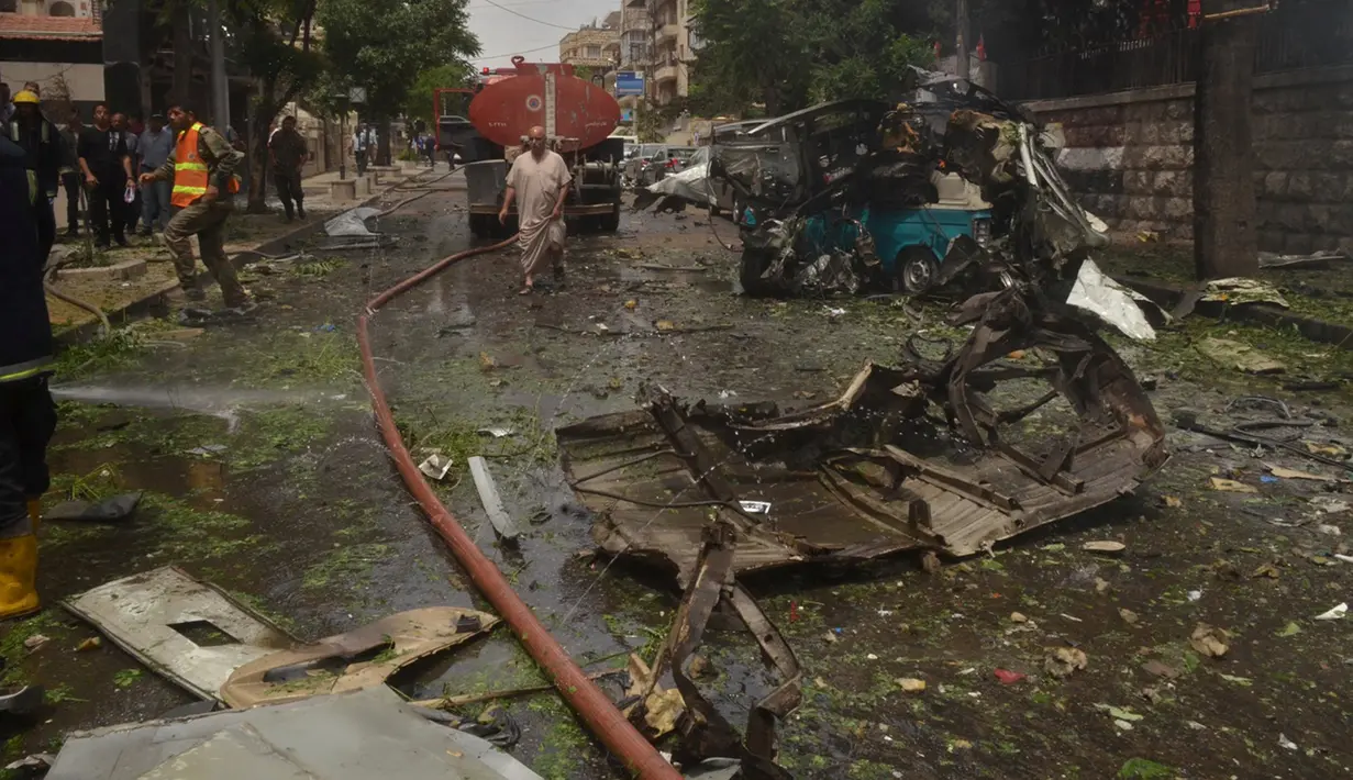Tentara dan warga berkumpul di dekat rumah Sakit al- Dabit setelah serangan roket pemberontak di daerah yang dikuasai pemerintah Aleppo, Suriah, Selasa (3/5). Serangan itu menewaskan 6 warga sipil dan puluhan lainnya luka-luka. (SANA/Handout via REUTERS)
