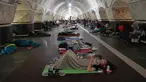 Orang-orang beristirahat di sebuah stasiun kereta bawah tanah, yang digunakan sebagai tempat perlindungan bom, selama serangan Rusia di Kyiv, Ukraina, Kamis dini hari, 10 Juli 2025. (AP Photo/Efrem Lukatsky)