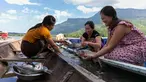 Nelayan perempuan membersihkan ikan di atas perahu di Danau Nam Ngum di Provinsi Vientiane, Laos, pada 15 Desember 2020. Terletak di hilir Sungai Nam Ngum dan sekitar 80 km dari ibu kota, Danau Nam Ngum merupakan tempat dengan ratusan pulau kecil yang tersebar di dalamnya. (Xinhua/Kaikeo Saiyasane)