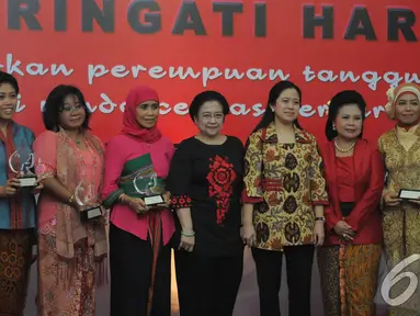 Penerima Sarinah Award berpose bersama Ketua Umum PDIP Megawati Soekarno Putri dan Menteri Puan Maharani, Jakarta, Senin (22/12/2014). (Liputan6.com/Herman Zakharia)