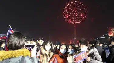 Pertunjukan kembang api untuk merayakan Tahun Baru menghiasi langit di Kim Il Sung Square di Pyongyang, Korea Utara, Minggu (1/1/2023). (AP Photo/Cha Song Ho)