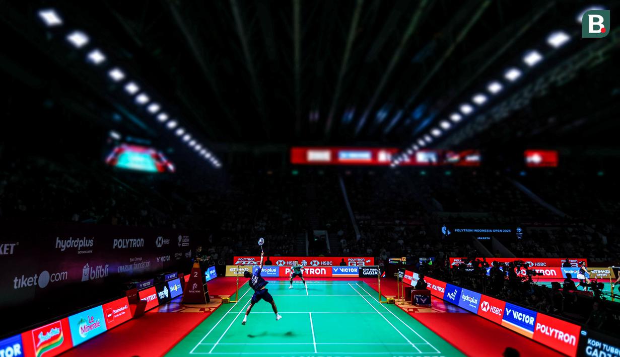 Pebulu tangkis tunggal putra Indonesia, Alwi Farhan melakukan smash ke arah Jonatan Christie dalam babak 16 besar Indonesia Open 2026 di Istora Senayan, Jakarta, Kamis (04/06/2026). (Bola.com/Bagaskara Lazuardi)