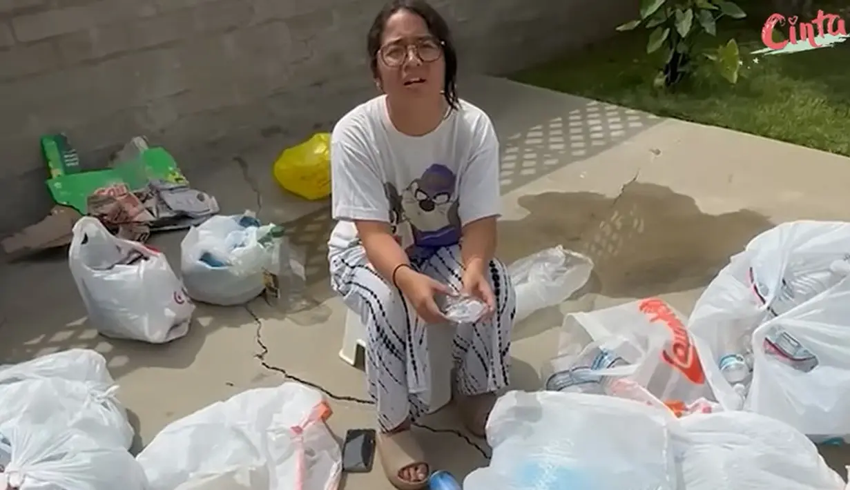 Anak pertama Uya Kuya dan Astrid itu mengumpulkan botol plastik, kaleng hingga botol. Momen tersebut diunggah di akun instagram sang ayah dan juga kanal YouTube Cinta. [Youtube/Cinta]
