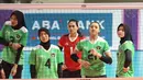 Reaksi para pemain tim bola voli putri Indonesia menunggu hasil video challenge saat menghadapi Myanmar pada laga ketiga Grup A SEA Games 2023 di Olympic Complex Indoor Stadium, Phnom Penh, Kamboja, Kamis (11/5/2023). Tim bola voli putri Indonesia menang 3-0 (25-9, 25-9, 25-15). (Bola.com/Abdul Aziz)