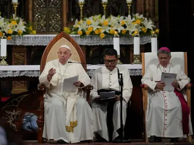 Paus Fransiskus (kedua kiri) berbicara kepada anggota komunitas Katolik di Katedral Santa Perawan Maria Diangkat ke Surga di Jakarta pada tanggal 4 September 2024. (Dita ALANGKARA/POOL/AFP)