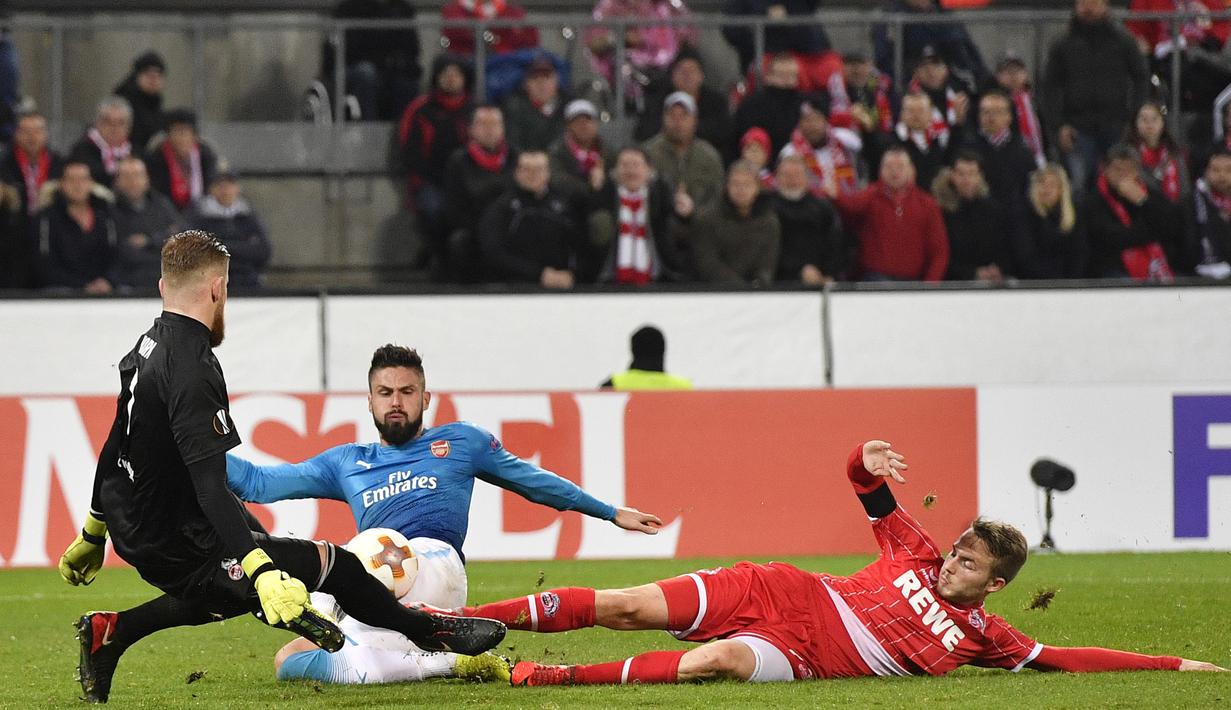 Olivier Giroud (tengah) gagal mencetak gol ke gawang FC Cologne pada laga grup H Liga Europa di Rhein  Energie Stadium, Cologne, (23/11/2017). Arsenal kalah 0-1. (AP/Martin Meissner)
