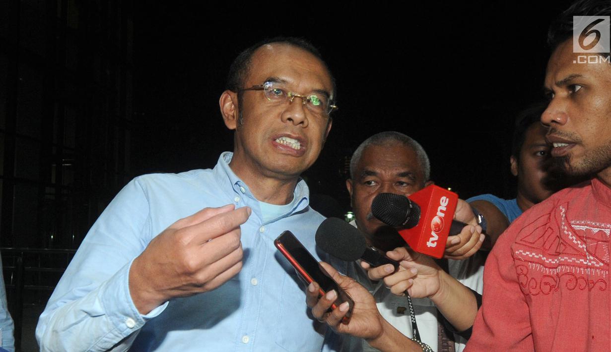 Sekretaris Menpora Gatot Sulistiantoro Dewa Broto diwawancari wartawan usai menjalani pemeriksaan di Gedung KPK, Jakarta, Selasa (24/09/2019). Gatot Sulistiantoro diperiksa sebagai saksi terkait suap penyaluran biaya dengan skema bantuan pemerintah melalui Kemenpora. (merdeka.com/Dwi Narwoko)
