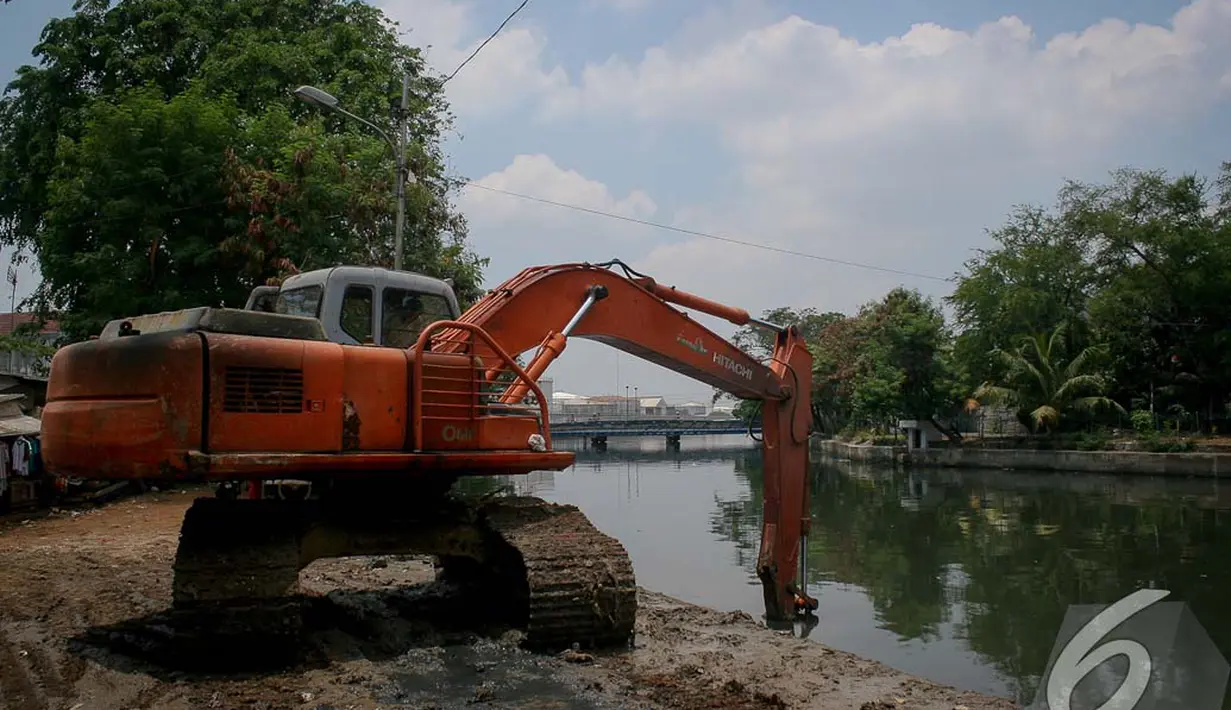 Pemda DKI mengharapkan pengerukan kali di beberapa wilayah di Jakarta akan mengurangi banjir di Ibukota, Jakarta, Jumat (19/9/2014) (Liputan6.com/Faizal Fanani)