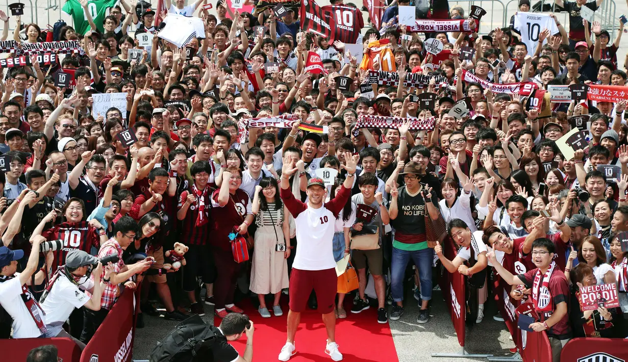 Mantan Penyerang Jerman, Lukas Podolski foto bersama dengan para penggemar saat upacara penyambutan di Kobe, Jepang barat, (6/7). Podolski akan bermain untuk klub Jepang Vissel Kobe. (Tsuyoshi Ueda/Kyodo News via AP)