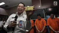 Kepala BNN Komjen Budi Waseso menunjukkan barang bukti emas batangan saat rilis kasus TPPU di Jakarta, Rabu (17/1). Selain dari Sancai, Kepala Rutan kelas II B Purworejo juga menerima aliran dana dari napi kasus narkoba lain. (Liputan6.com/Arya Manggala)