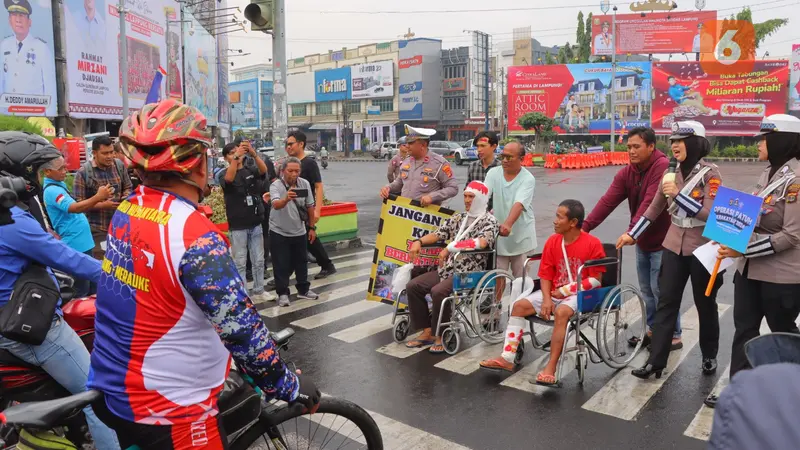 Polisi cilik hingga warga yang dirias seperti korban usai mengalami kecelakaan lalu lintas akibat menghiraukan peraturan berlalulintas pun ditampilkan oleh Satlantas Polresta Bandar Lampung.