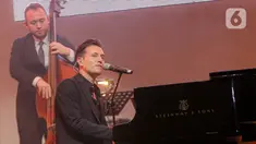 Aksi panggung Peter Cincotti  saat tampil dalam BNI Java Jazz Festival 2023 di JIExpo, Kemayoran Jakarta, Sabtu (3/6/2023). (Liputan6.com/Faizal Fanani)