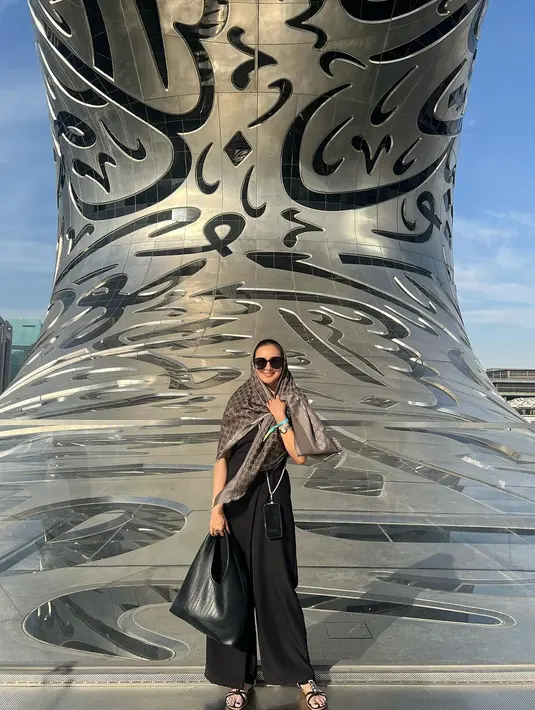 Mengunjungi Museum of The Future, penampilan Donna Agnesia dengan scraf ini juga tak lepas dari sorotan. Bahkan, tak sedikit netizen yang memuji penampilannya. (Liputan6.com/IG/@dagnesia)